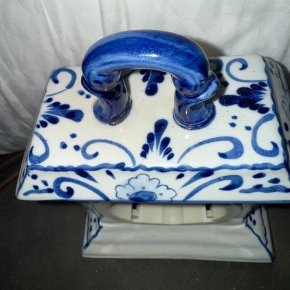 Blue and White Ceramic Clock - Picture 3 of 5